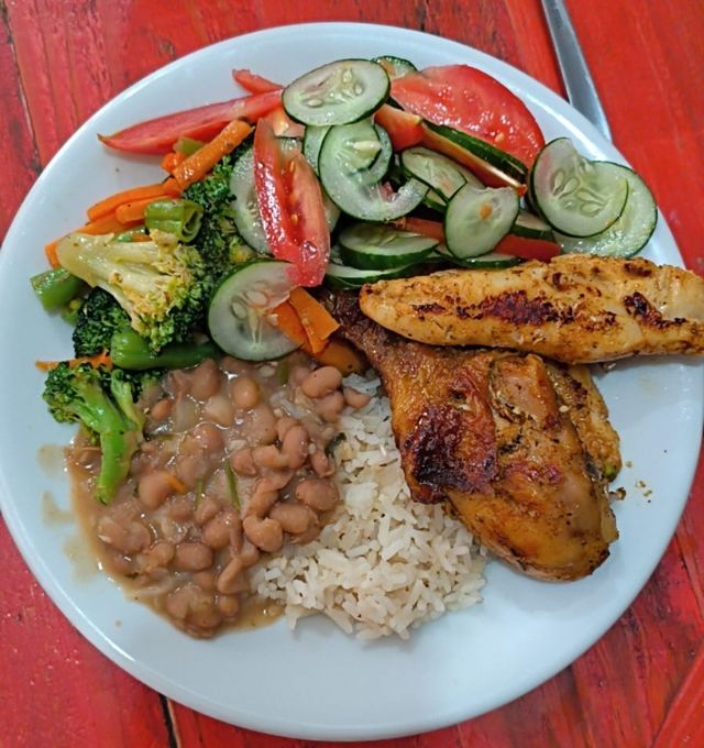 Prato com frango assado, arroz, feijão, brócolis, cenoura e salada de pepino e tomate