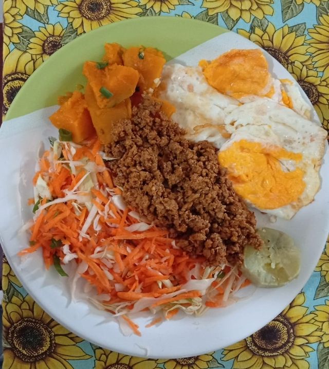 Prato com ovos, carne moída de soja, abóbora, salada de cenoura e repolho