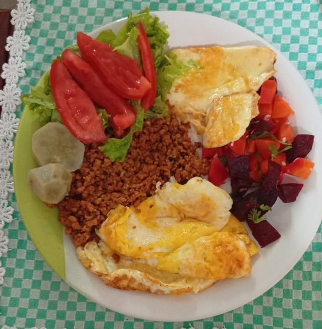 Prato com ovos, carne de soja, beterraba, tomate e alface