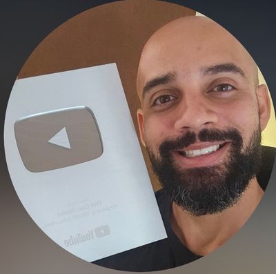 Prof. Caio Ribeiro segurando a placa do YouTube de 100 mil inscritos